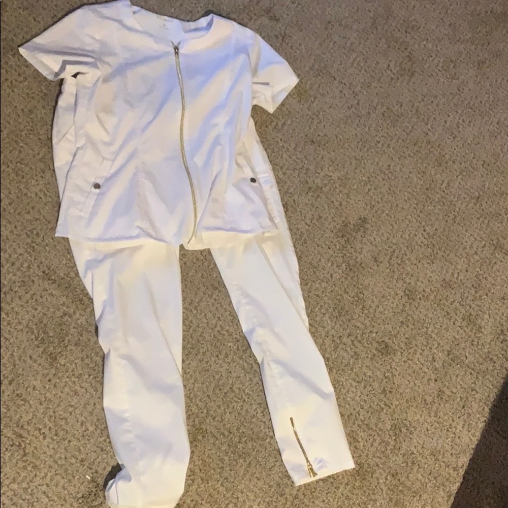 Jaanuu scrub set